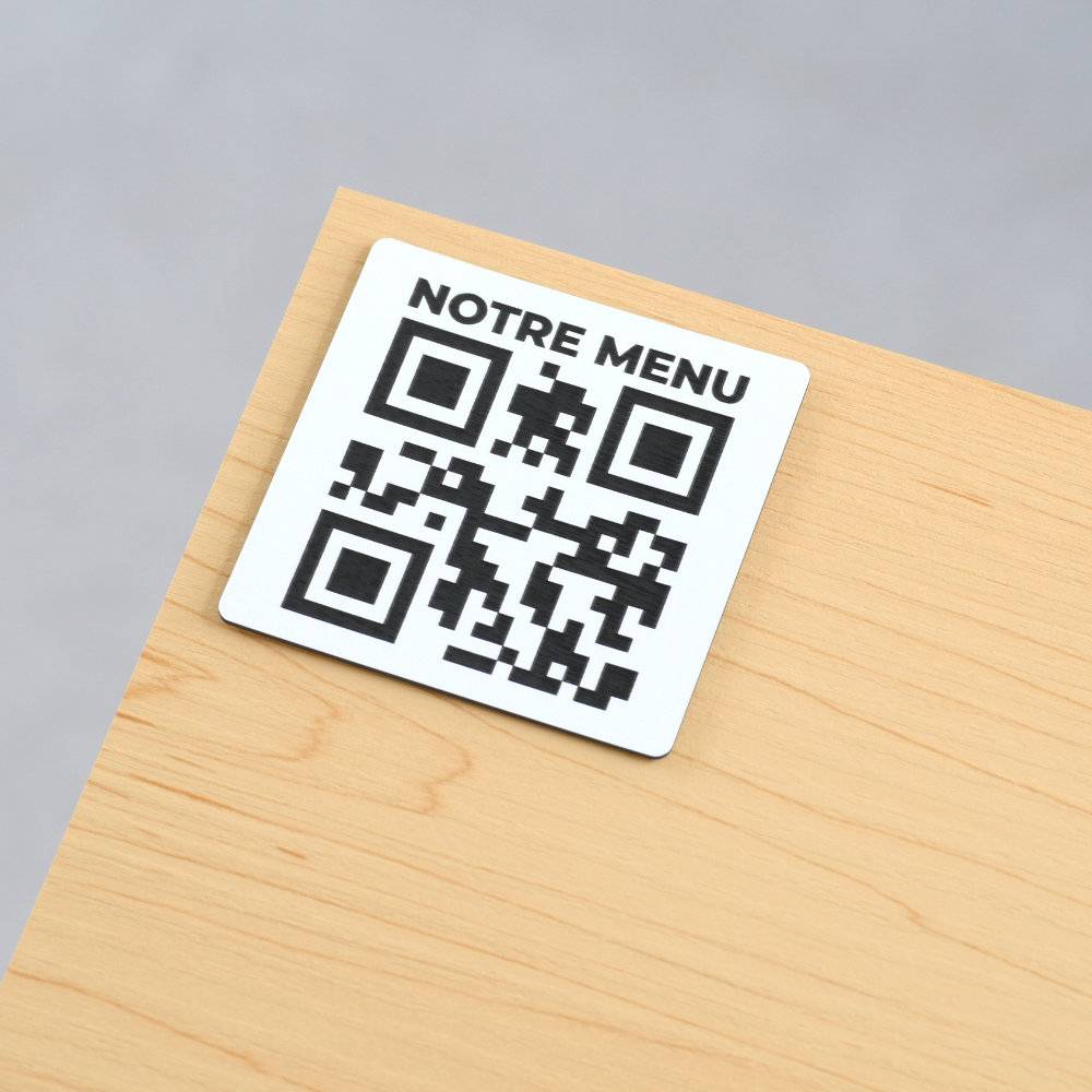Plaque QR code gravé collé avec "notre menu" blanc