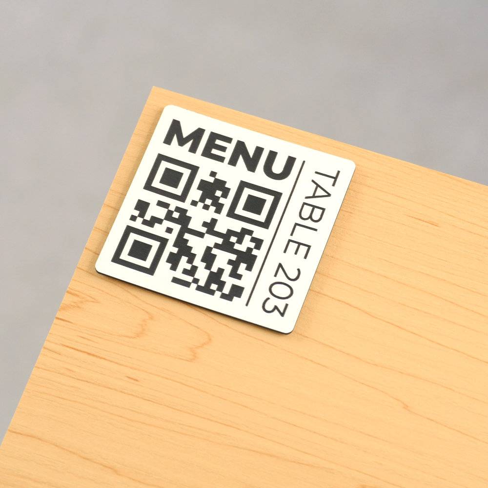 Plaque QR code avec numéro de table en blanc