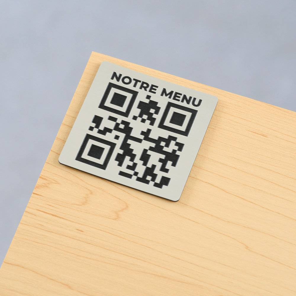Plaque QR code gravé collé avec "notre menu" argent