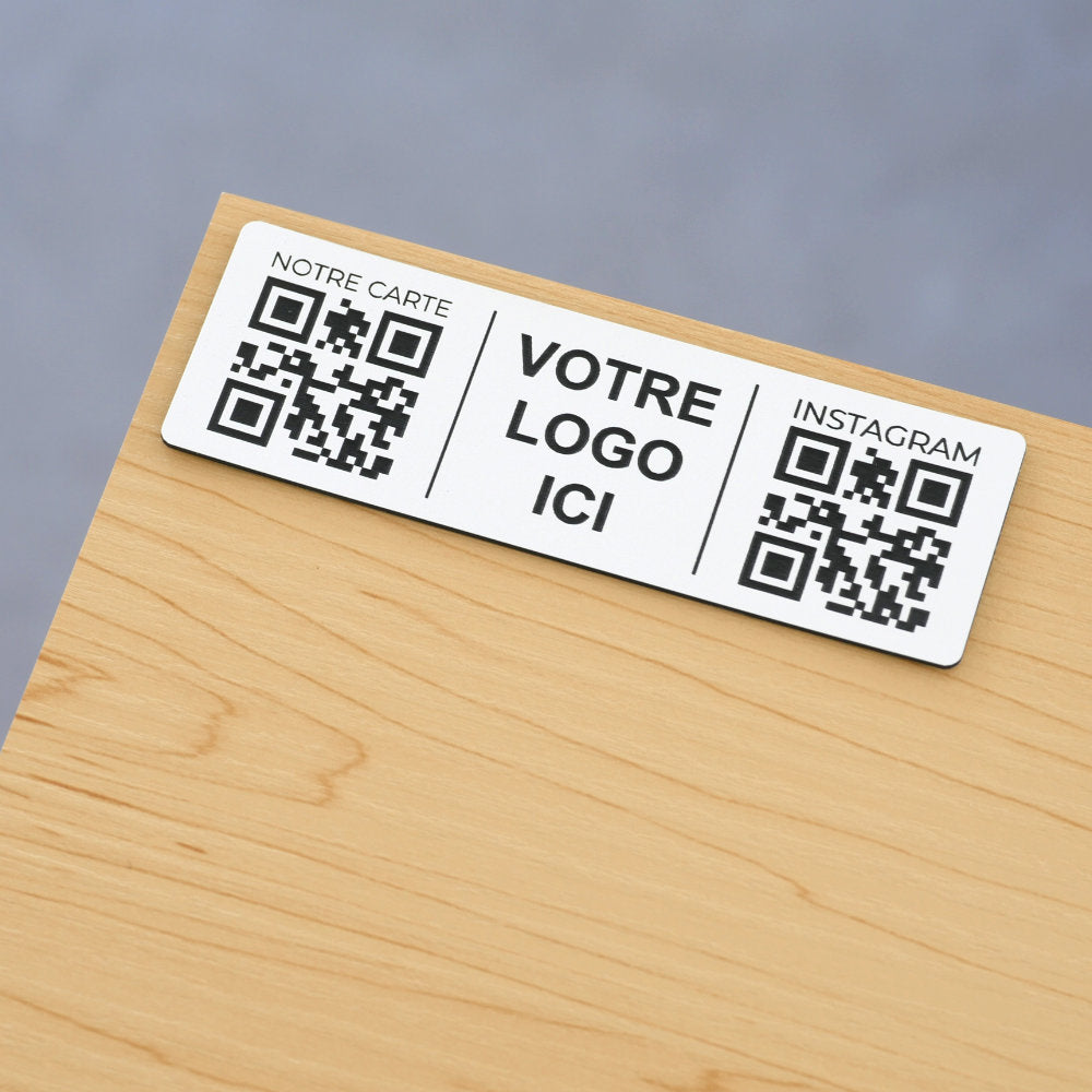 Plaque deux Qr code avec logo et numéro de table gravé rectangulaire en blanc