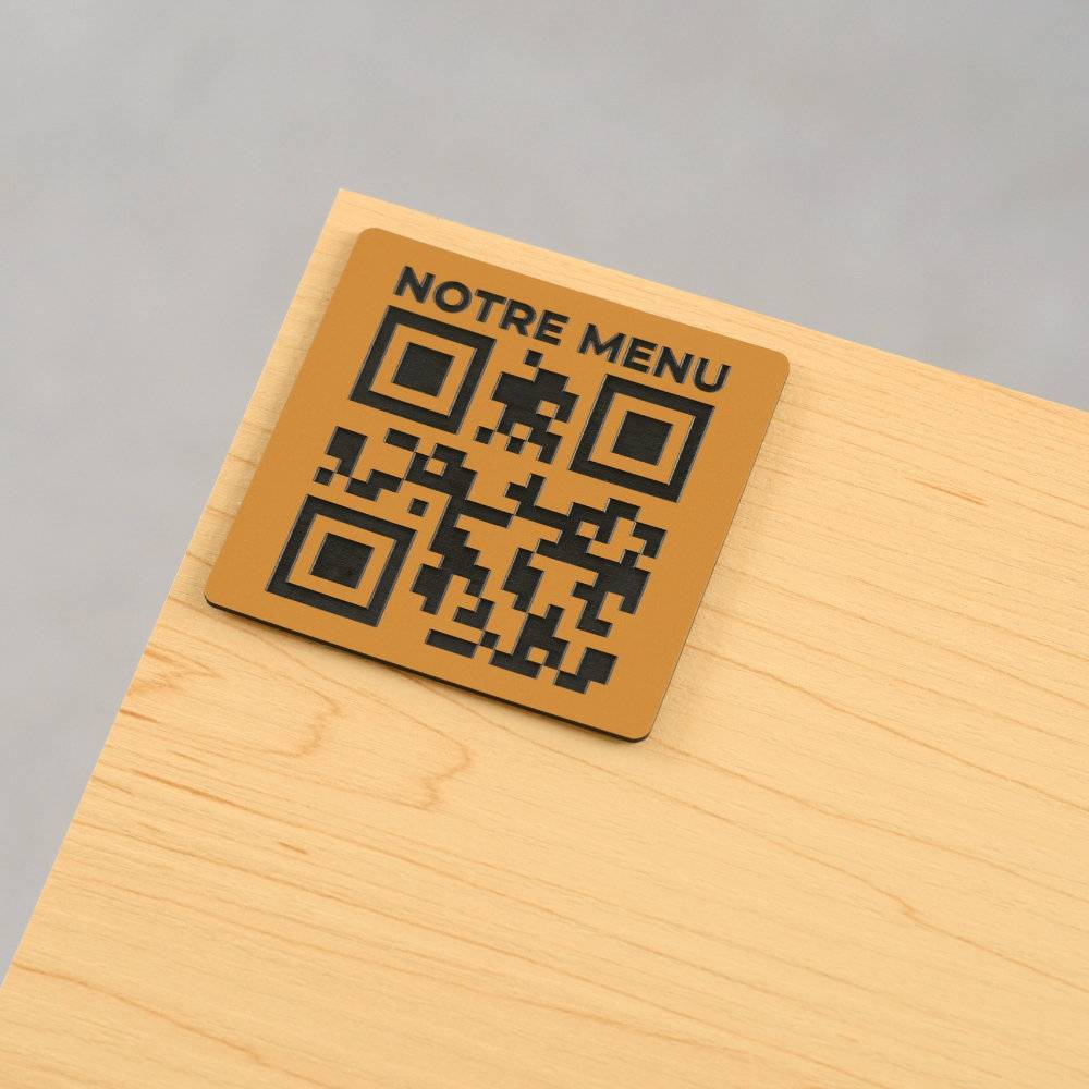 Plaque QR code gravé collé avec "notre menu" bronze