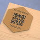 Plaque QR code hexagonal avec numéro de table bronze