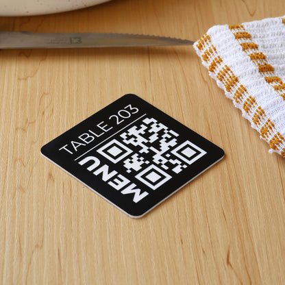 Plaque Qr code à poser sur table gravée en noir avec antidérapent