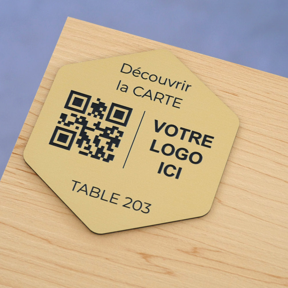 Plaque hexagonal qr code avec numéro de table et logo adhésive en or