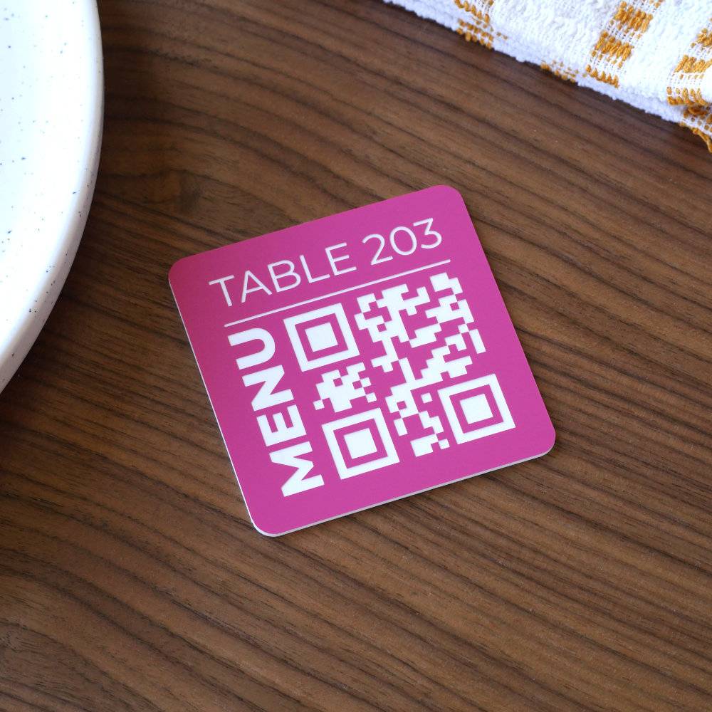 Plaque Qr code à poser sur table gravée en rose avec antidérapant