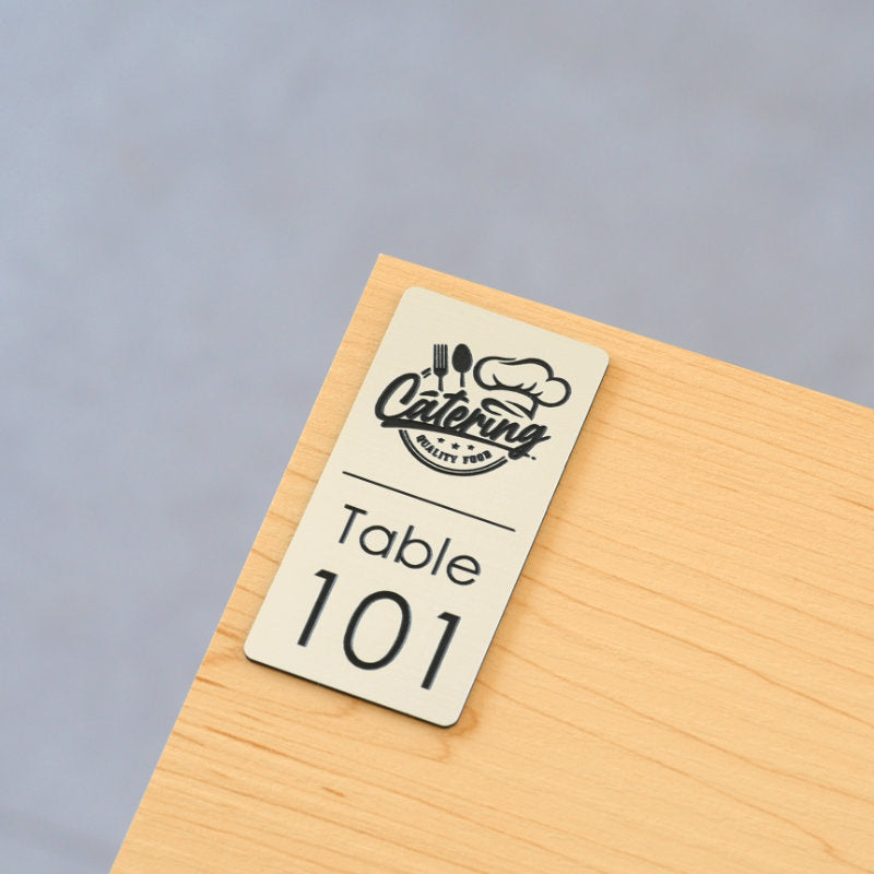 numéro de table avec logo personnalisé à la gravure laser couleur argent