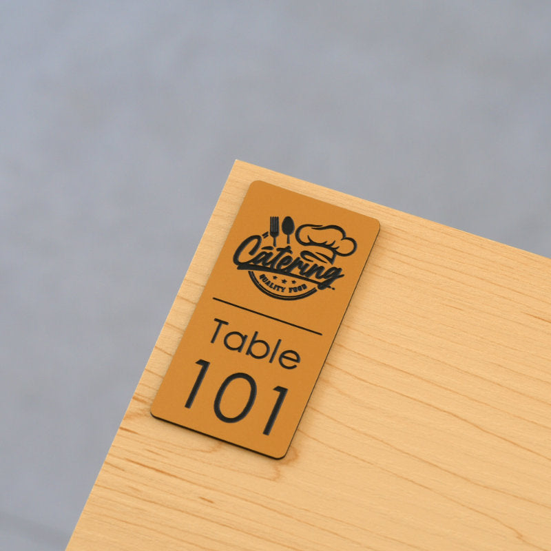 numéro de table avec logo personnalisé à la gravure laser couleur bronze