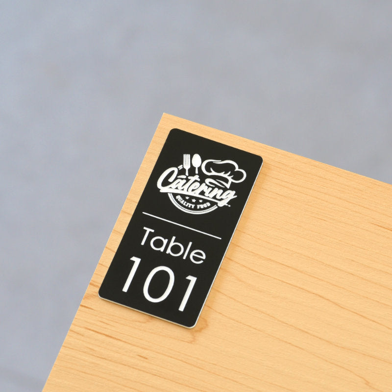 numéro de table avec logo personnalisé à la gravure laser couleur noir