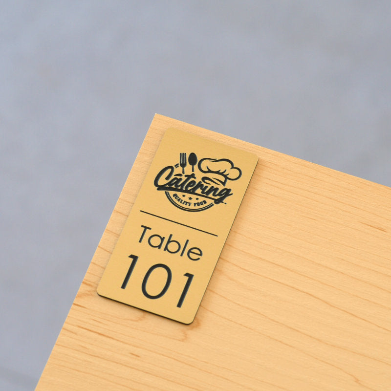 numéro de table avec logo personnalisé à la gravure laser couleur or 