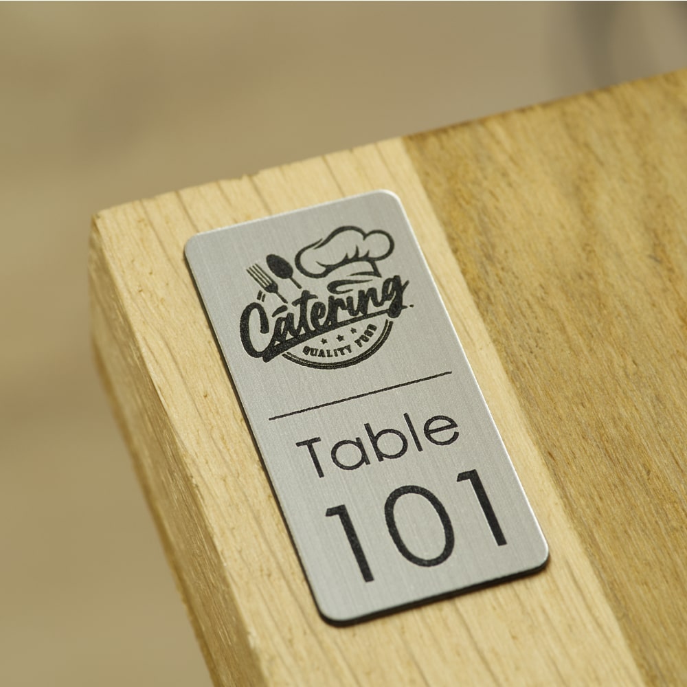 Numéro de table personnalisé à la gravure laser avec logo d'entreprise pour table de restaurant en argent