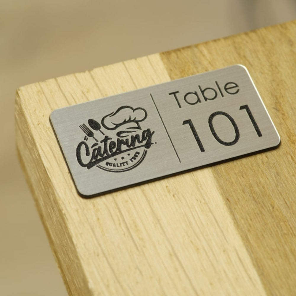 Numéro de table personnalisé à la gravure laser avec logo d'entreprise pour table de restaurant en argent horizontal