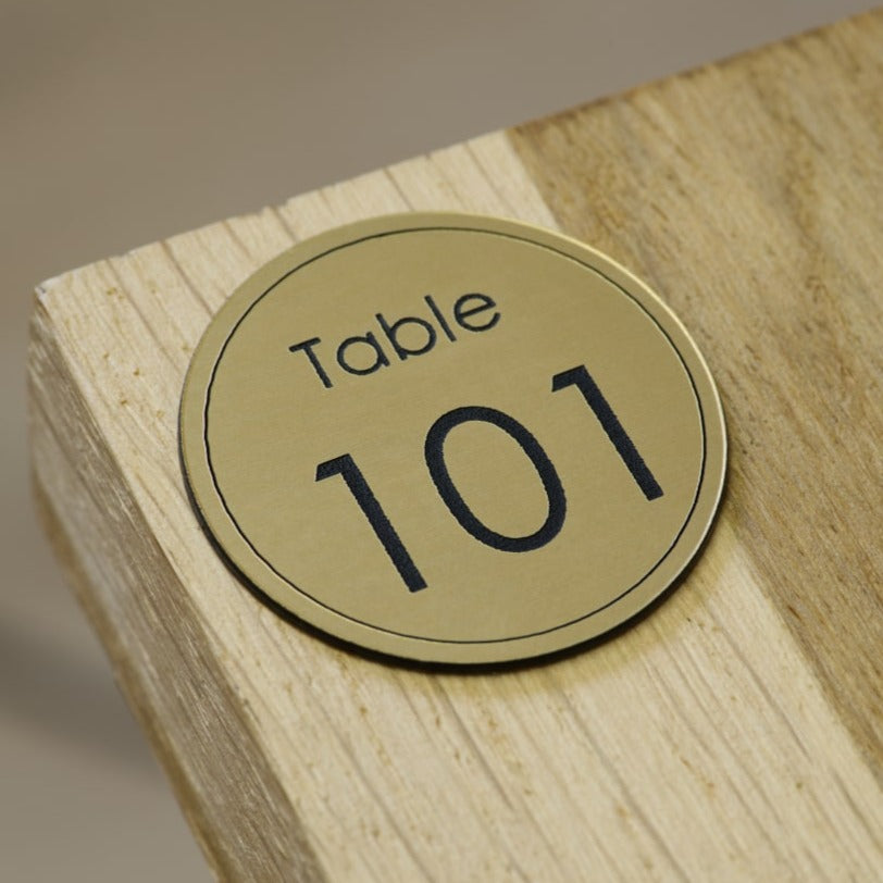 Numéro de table rond personnalisé à la gravure laser dorée