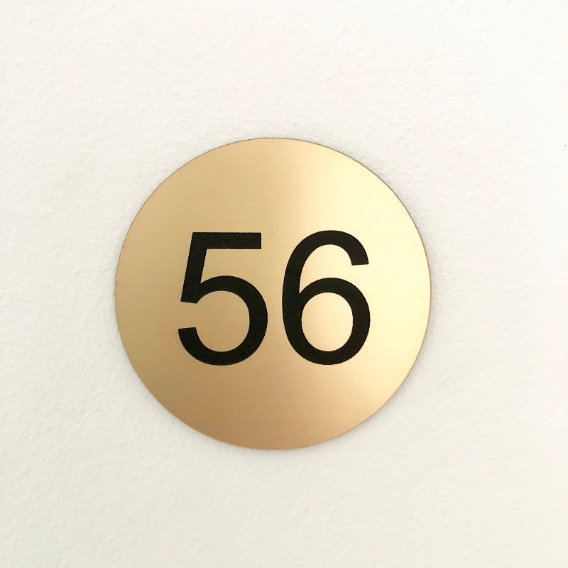 Plaque ronde pour numéro de chambre personnalisé avec adhésif effet métal brossé or